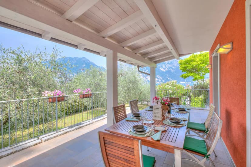 Villa Il Paradiso Di Gabri: Lake-View Villa with Garden