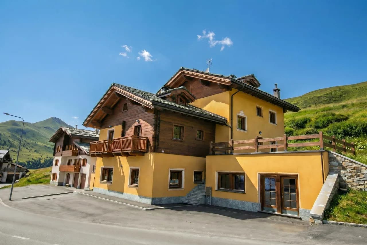 Charming Alpine Apartment in Livigno photo 2