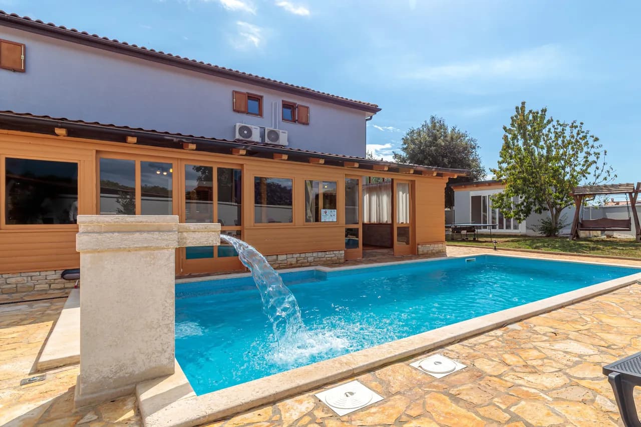 Poolside Vacation Home in Fažana photo 2