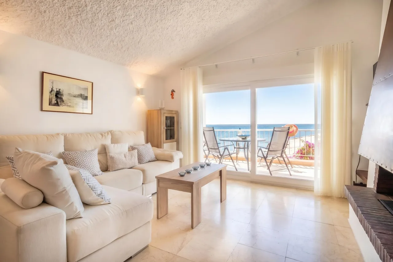 Seaside Villa with Private Garden in Estepona photo 3