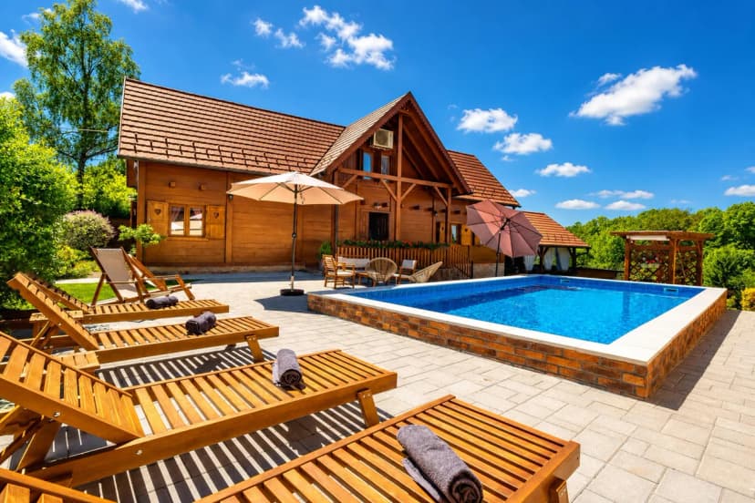 Rustic Cottage With Heated Pool
