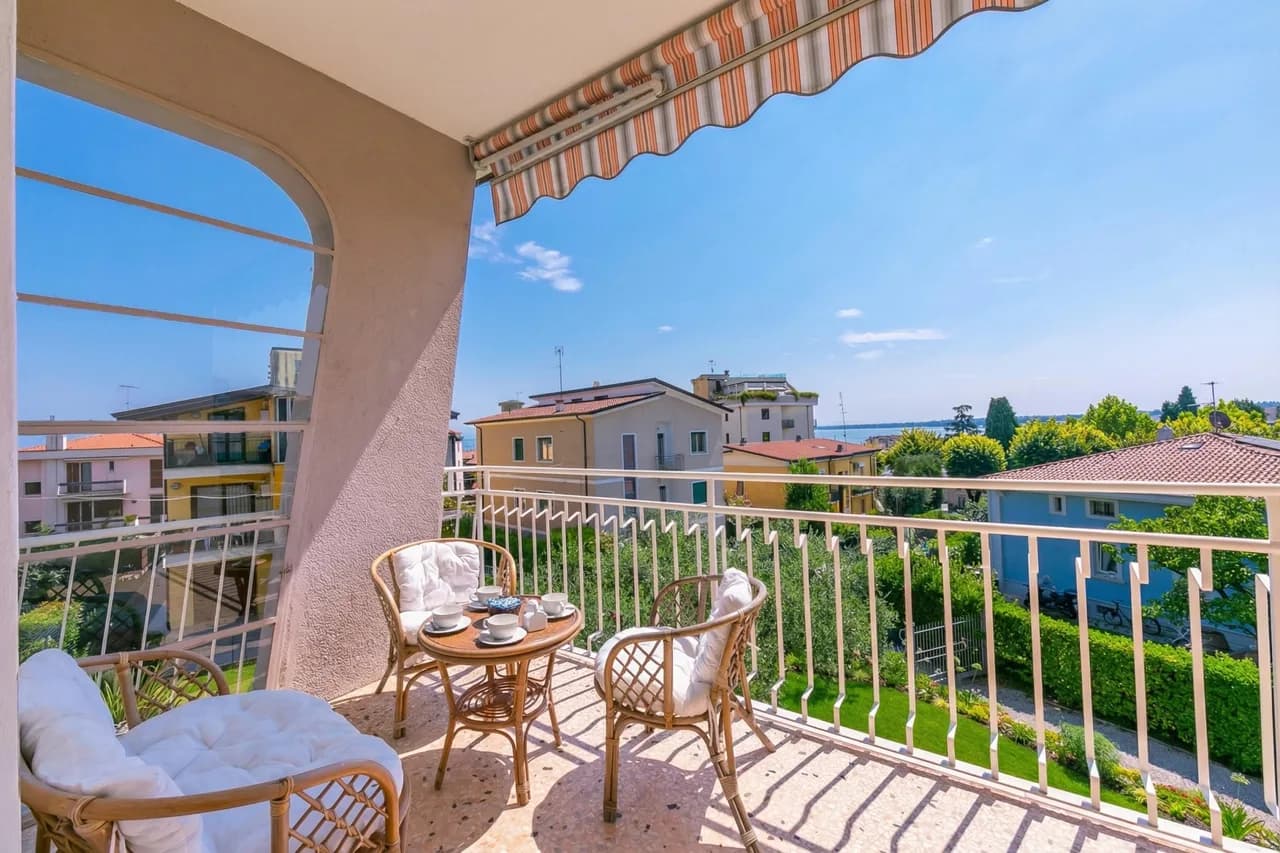 La Maison Fleurie Appt Giglio Walk to Beach for 6 A/C