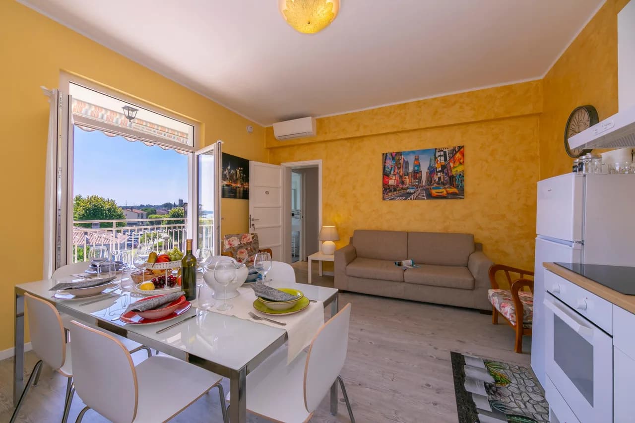 La Maison Fleurie Appt Giglio Walk to Beach for 6 A/C photo 2