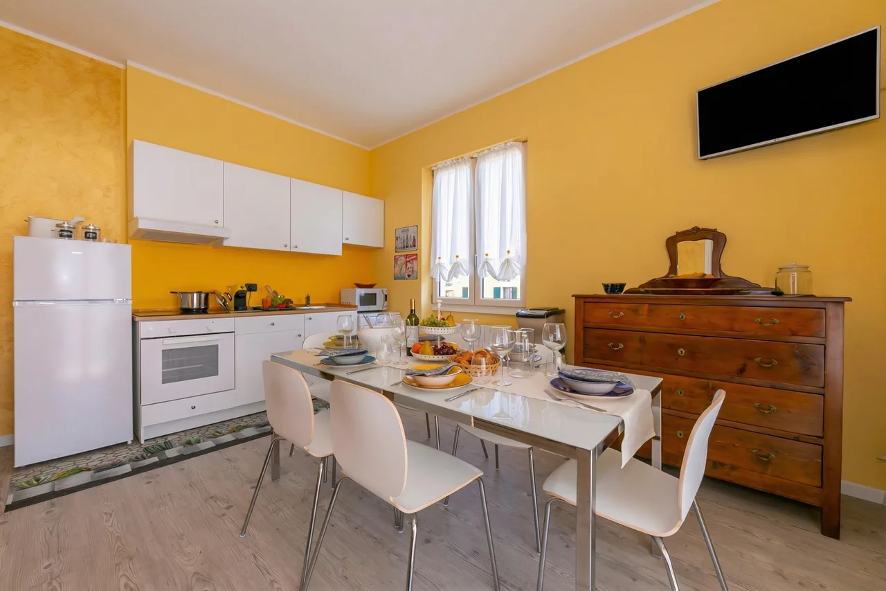 La Maison Fleurie Appt Giglio Walk to Beach for 6 A/C photo 3