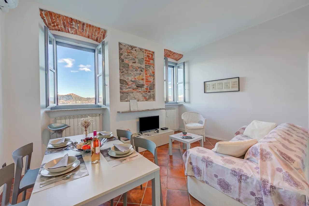 Lakefront Apartment with A/C in Arona photo 4