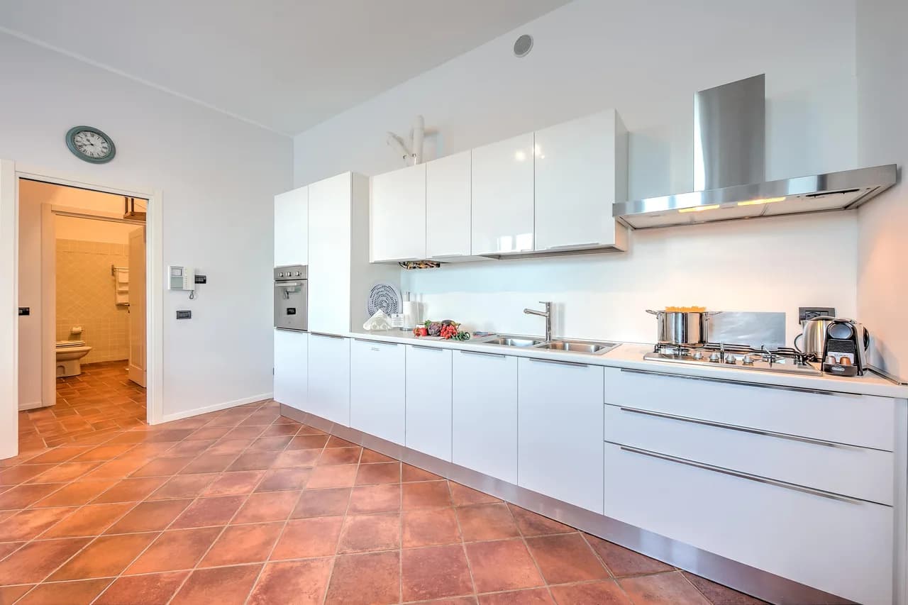 Lakefront Apartment with A/C in Arona photo 5