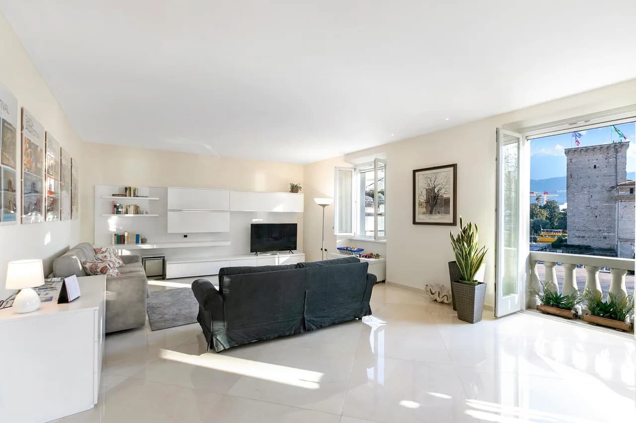 Lake View Luxury Apartment in Riva del Garda