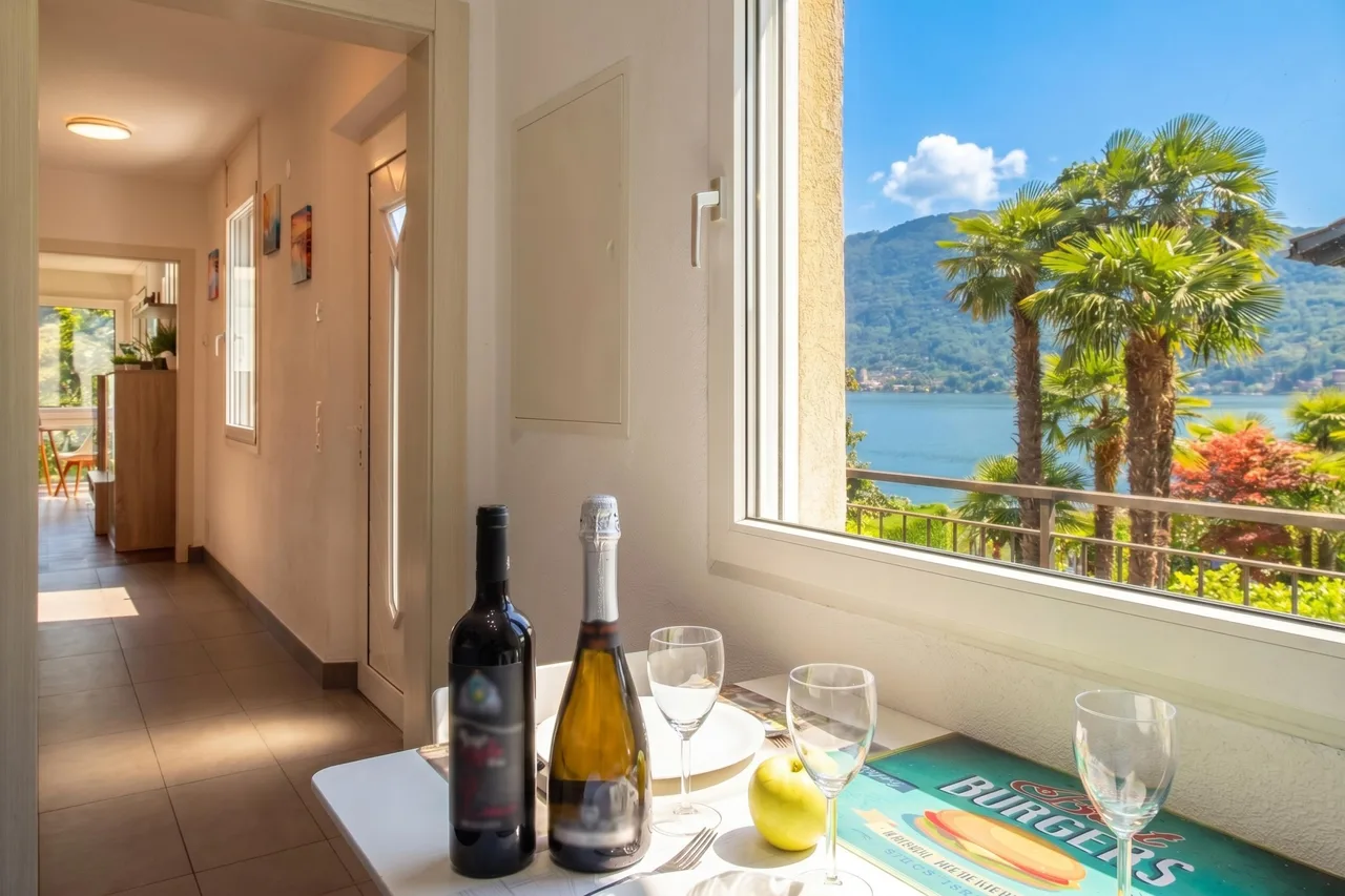 Al Pontile Di Caslano Lake-View Villa with Garden photo 3