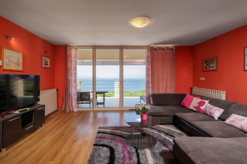 Colourful Seaview Apartment