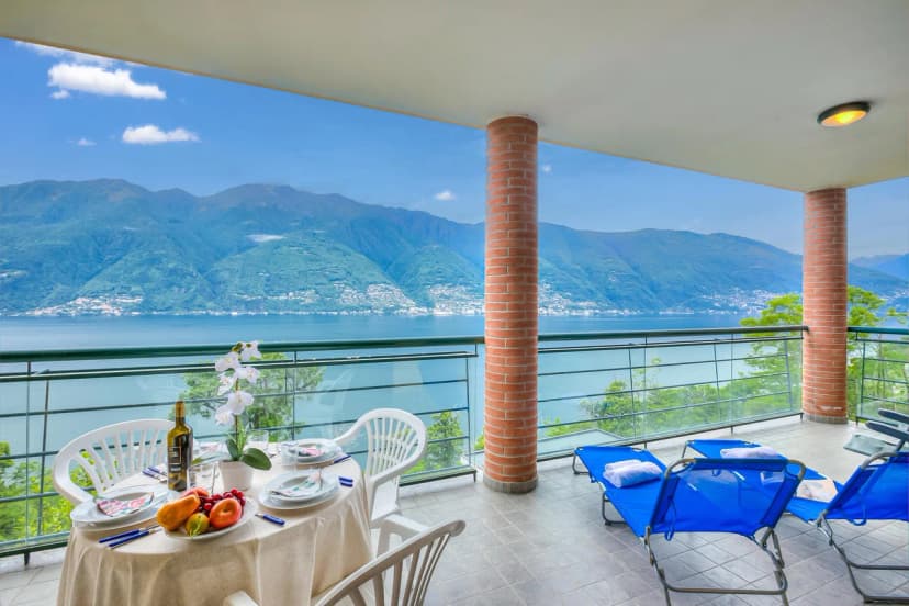 Va Pensiero sul Lago: Lake Maggiore Stunning View Balcony