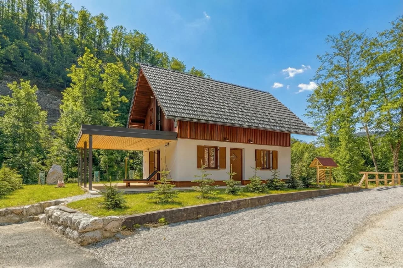 Chalet with Jacuzzi and Sauna in Osilnica