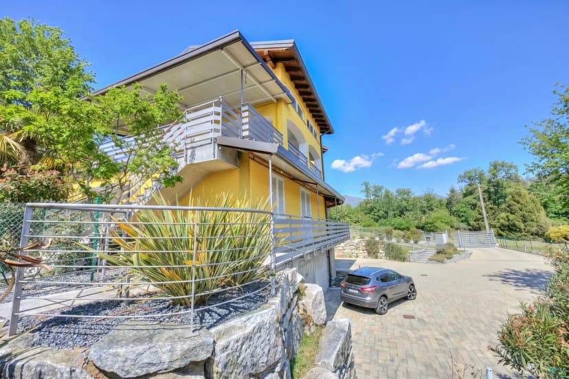 Sunflower Terrace: Duplex for 4, Walk to Lake + Parking