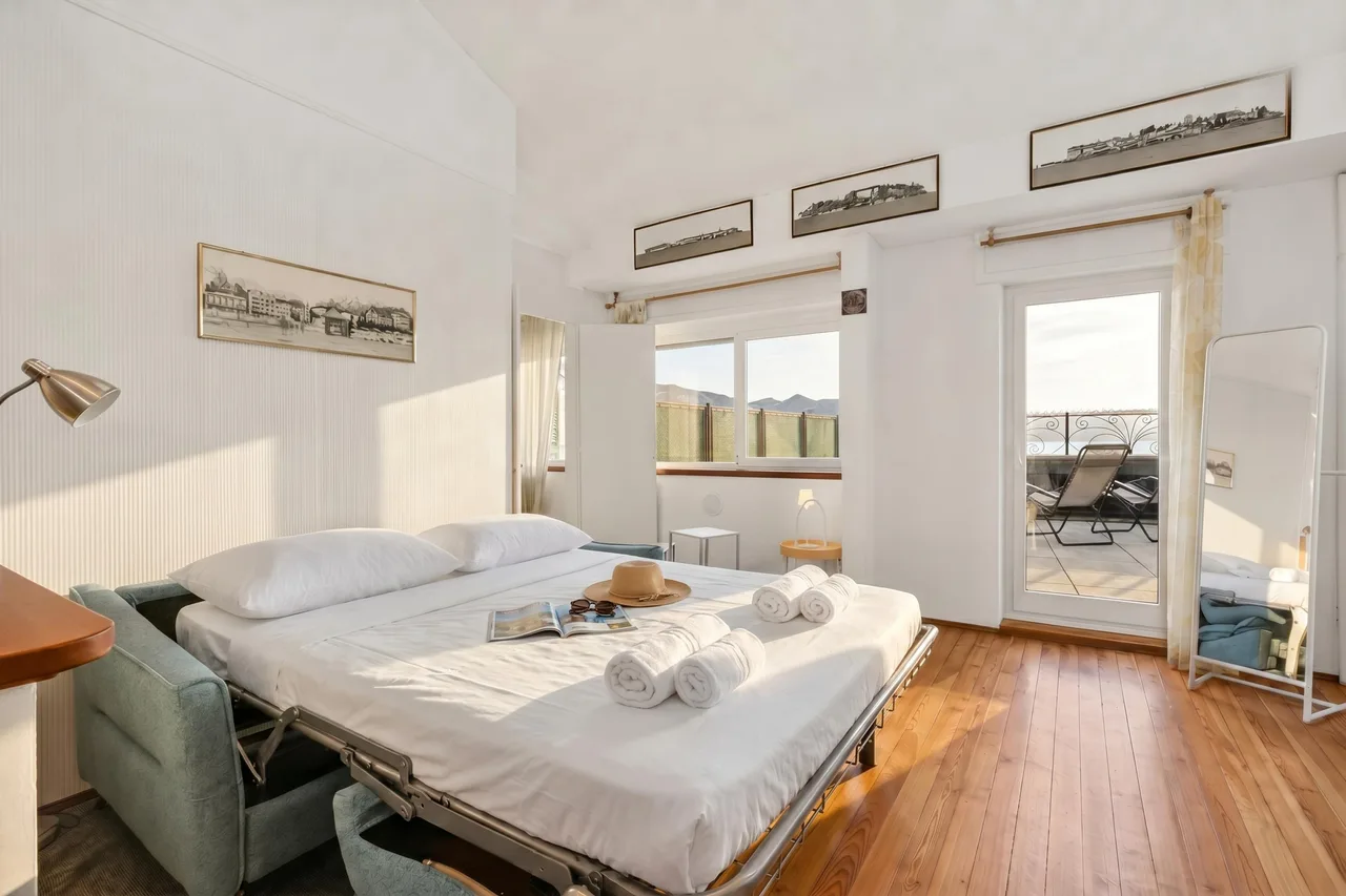 Rooftop - AC, Lake View with Terrace photo 4