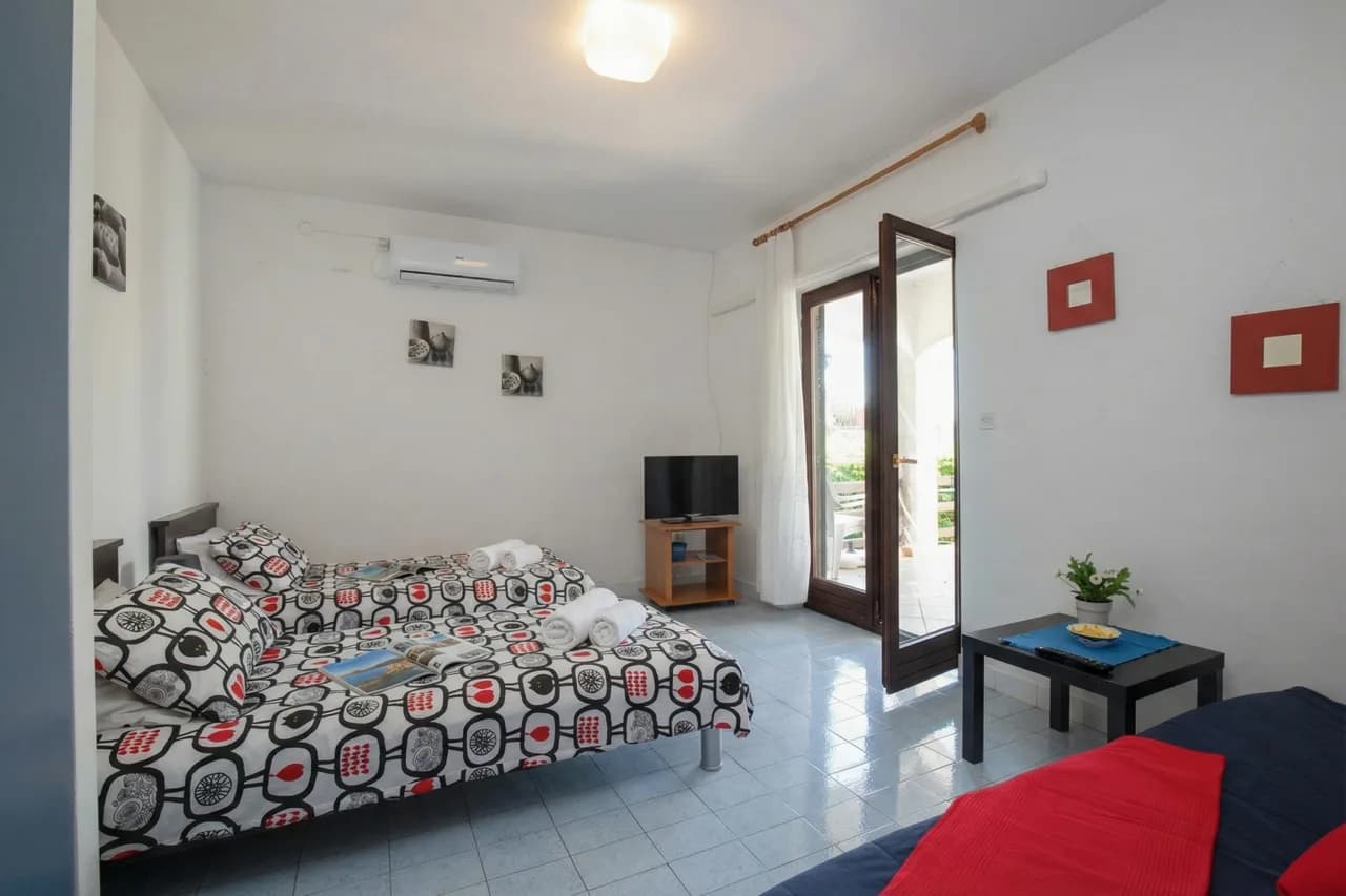 Beach Garden Apartment 2 with Private Parking photo 3