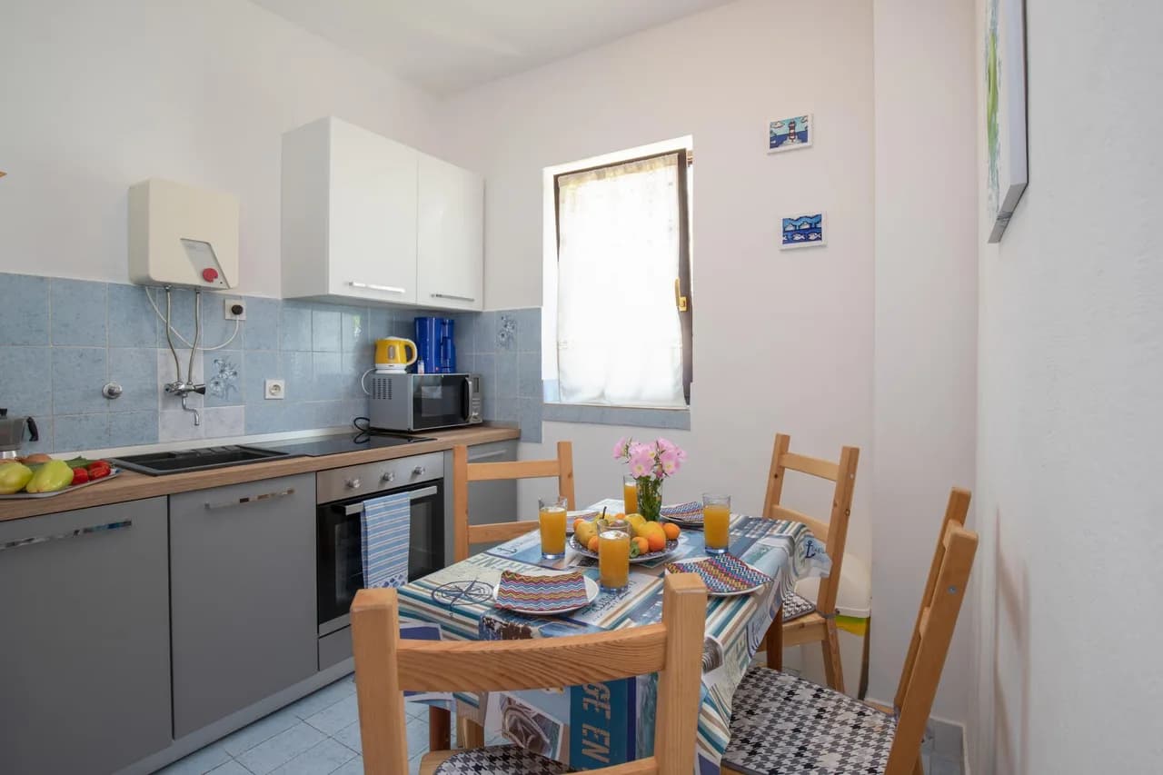 Beach Garden Apartment 2 with Private Parking photo 4