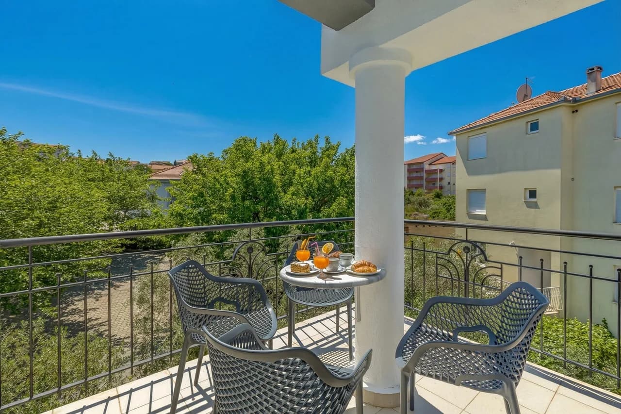 Beachside Apartment in Okrug Gornji