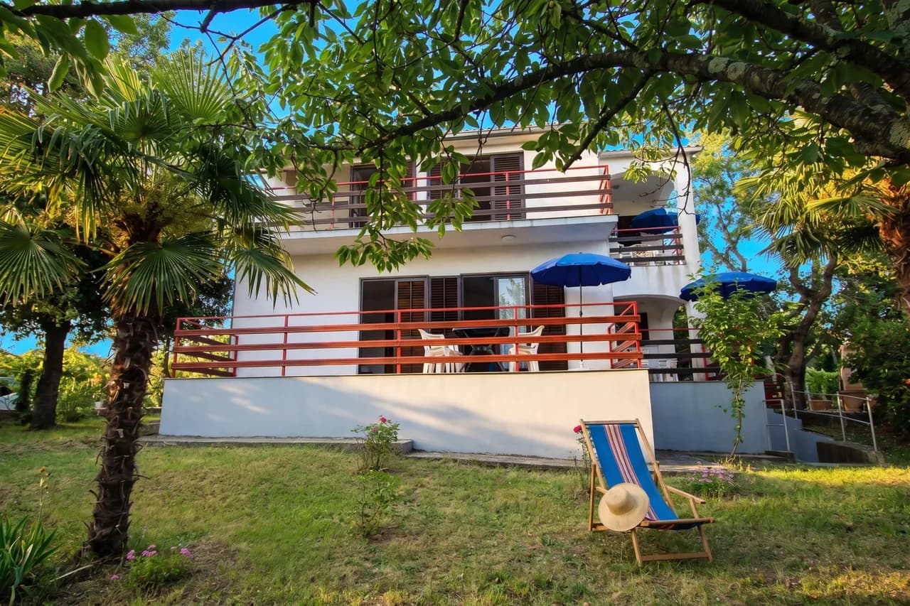 Beachfront Apartment with Private Parking in Malinska photo 2