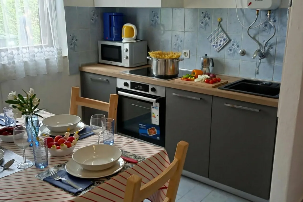 Beachfront Apartment with Private Parking in Malinska photo 4