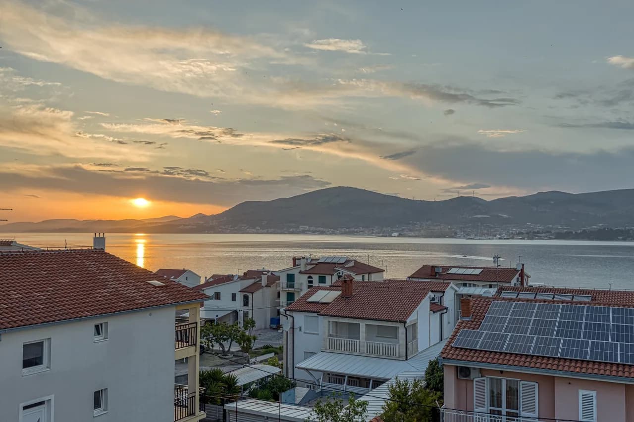 Charming Coastal Apartment in Okrug Gornji photo 3