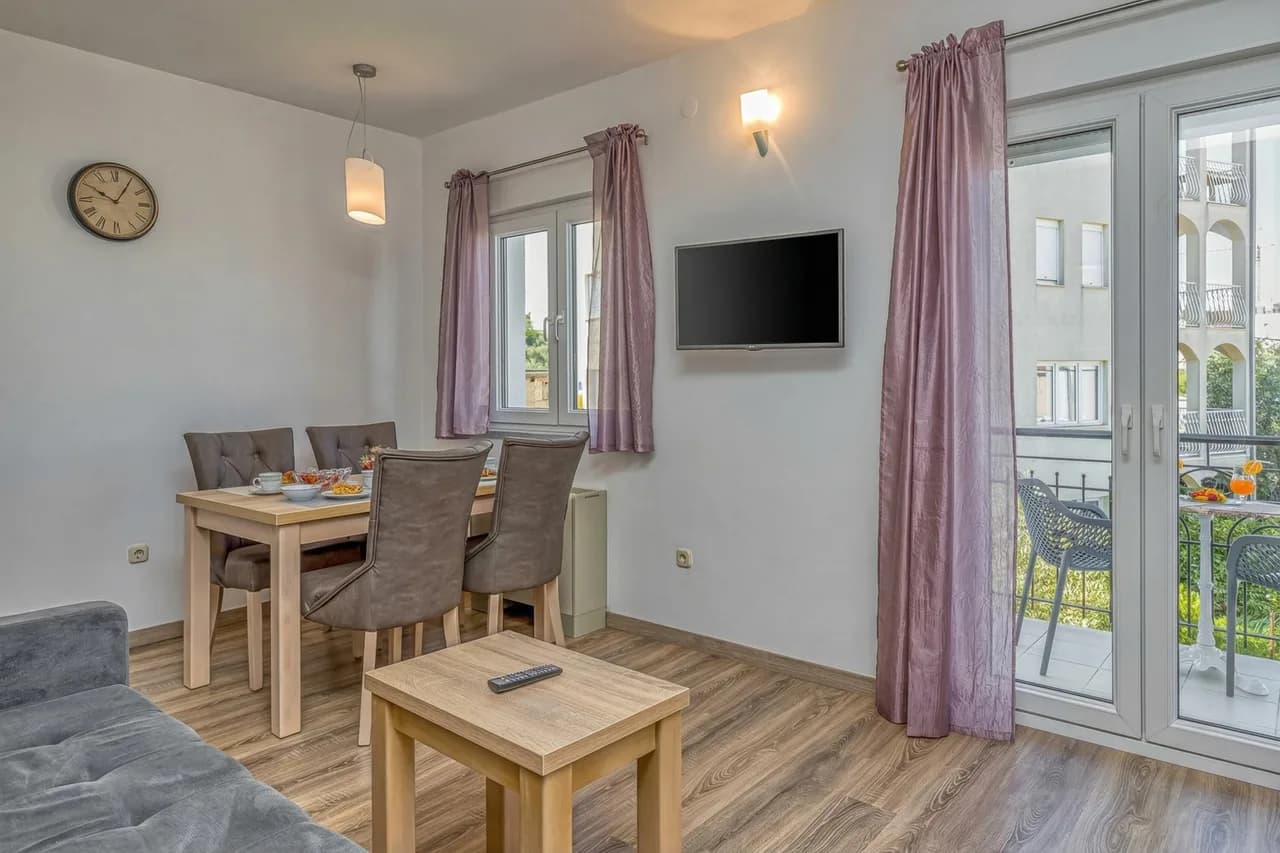 Charming Coastal Apartment in Okrug Gornji photo 4