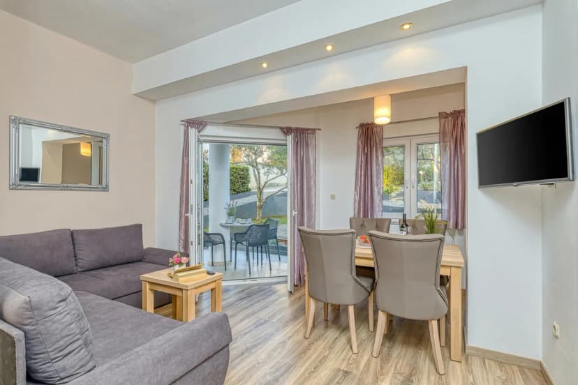 Apartment Matea 220m from the beach