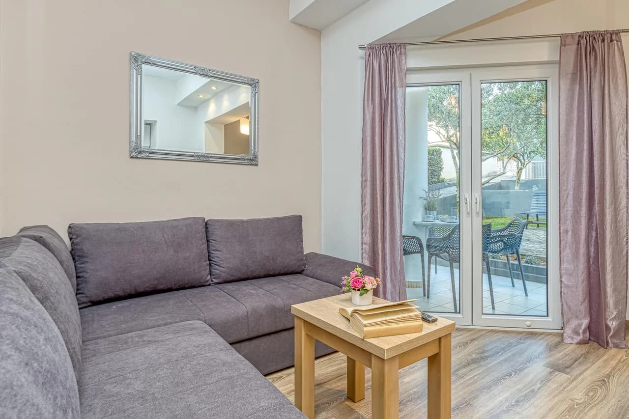 Coastal Retreat Apartment in Okrug Gornji photo 4