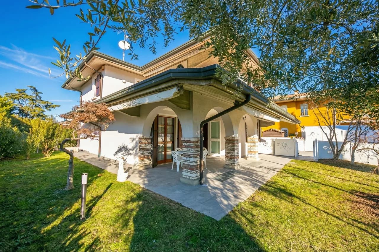 Villa Fiorita - Apt 4 - Mimosa near lake, shops & AC photo 2
