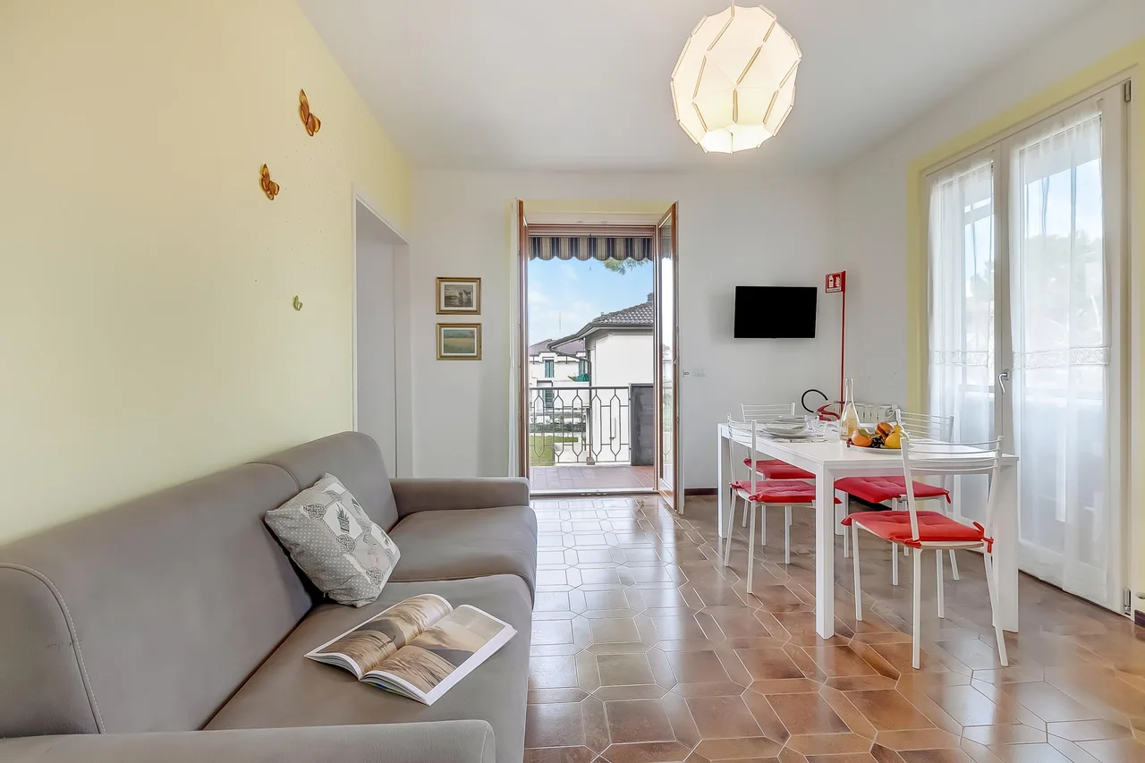 Villa Fiorita - Apt 4 - Mimosa near lake, shops & AC photo 3