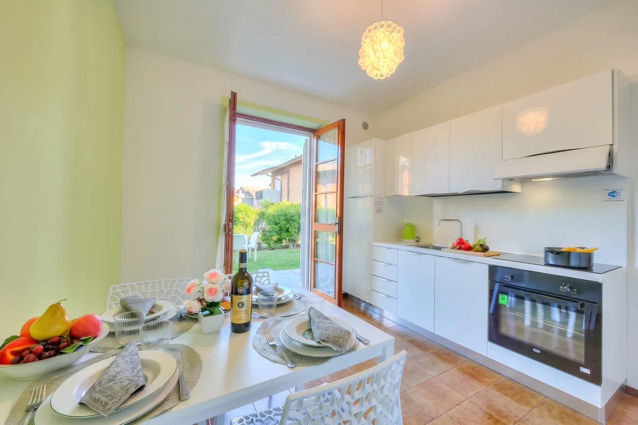 Villa Fiorita - Apt 2 - Margherita near lake, shops & AC photo 2