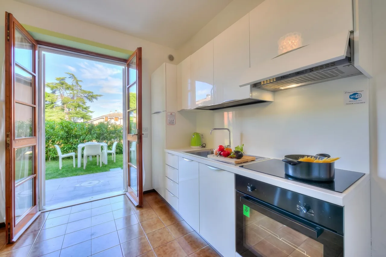 Villa Fiorita - Apt 2 - Margherita near lake, shops & AC photo 3