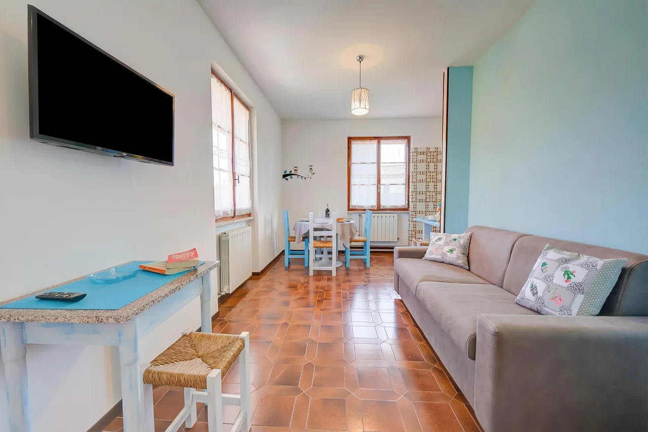 Villa Fiorita - Apt 3 - Ortensia near lake, shops & AC photo 3
