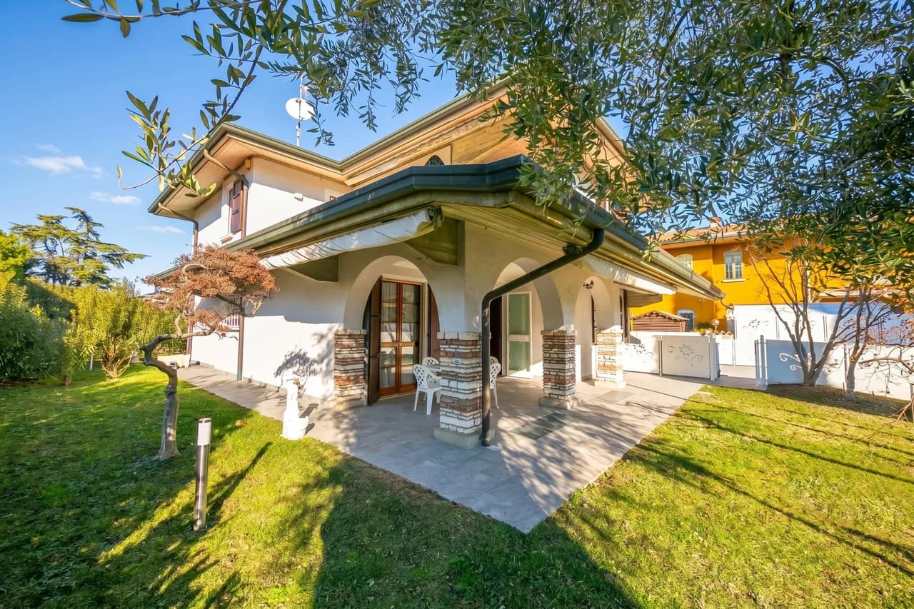 Villa Fiorita - Apt 1 - Violetta near lake, shops & AC