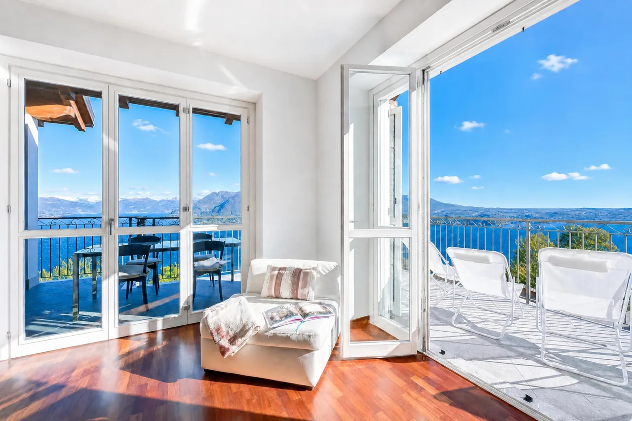 Panoramic Lake View Apartment in Stresa