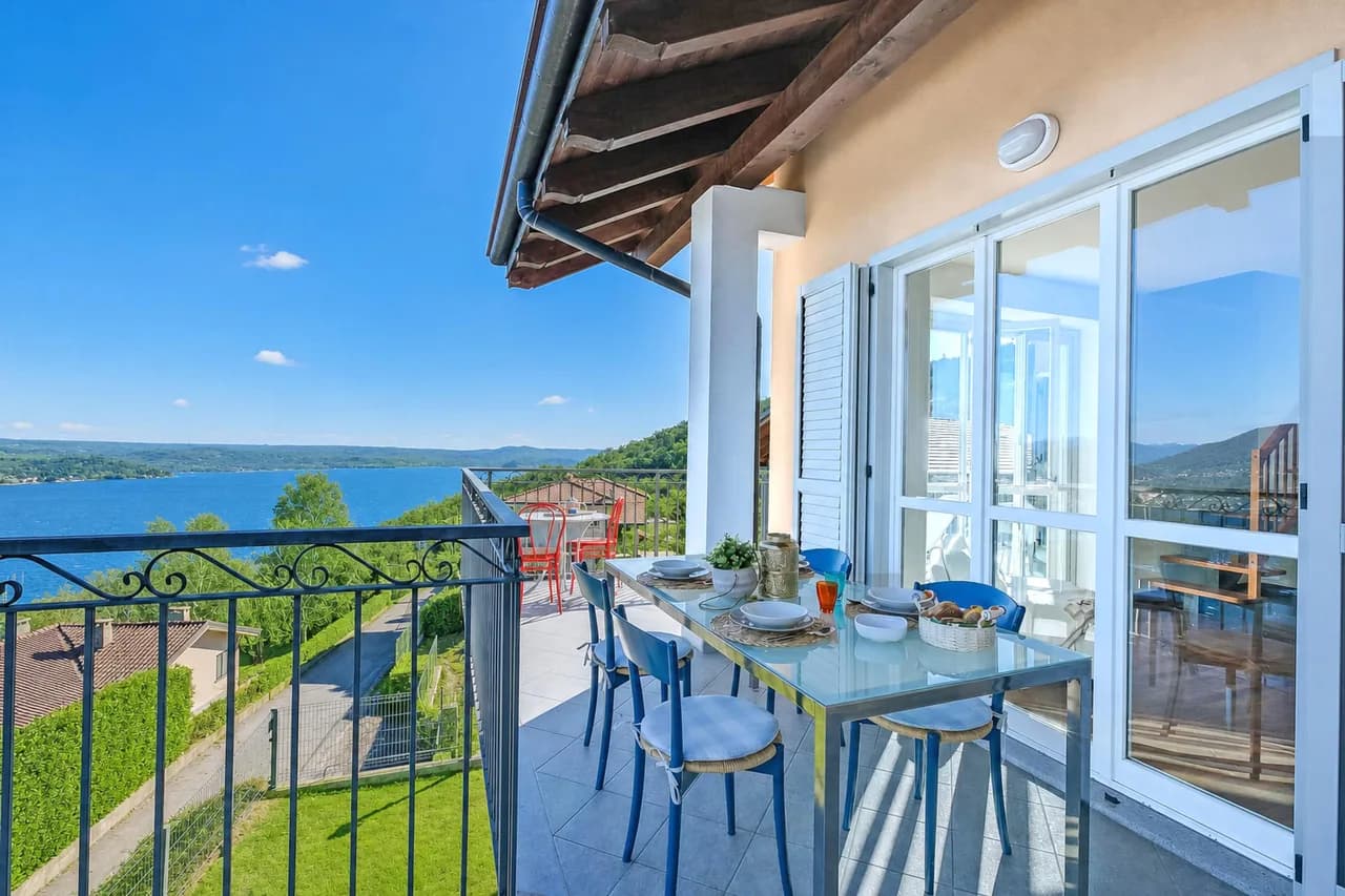 Panoramic Lake View Apartment in Stresa photo 2