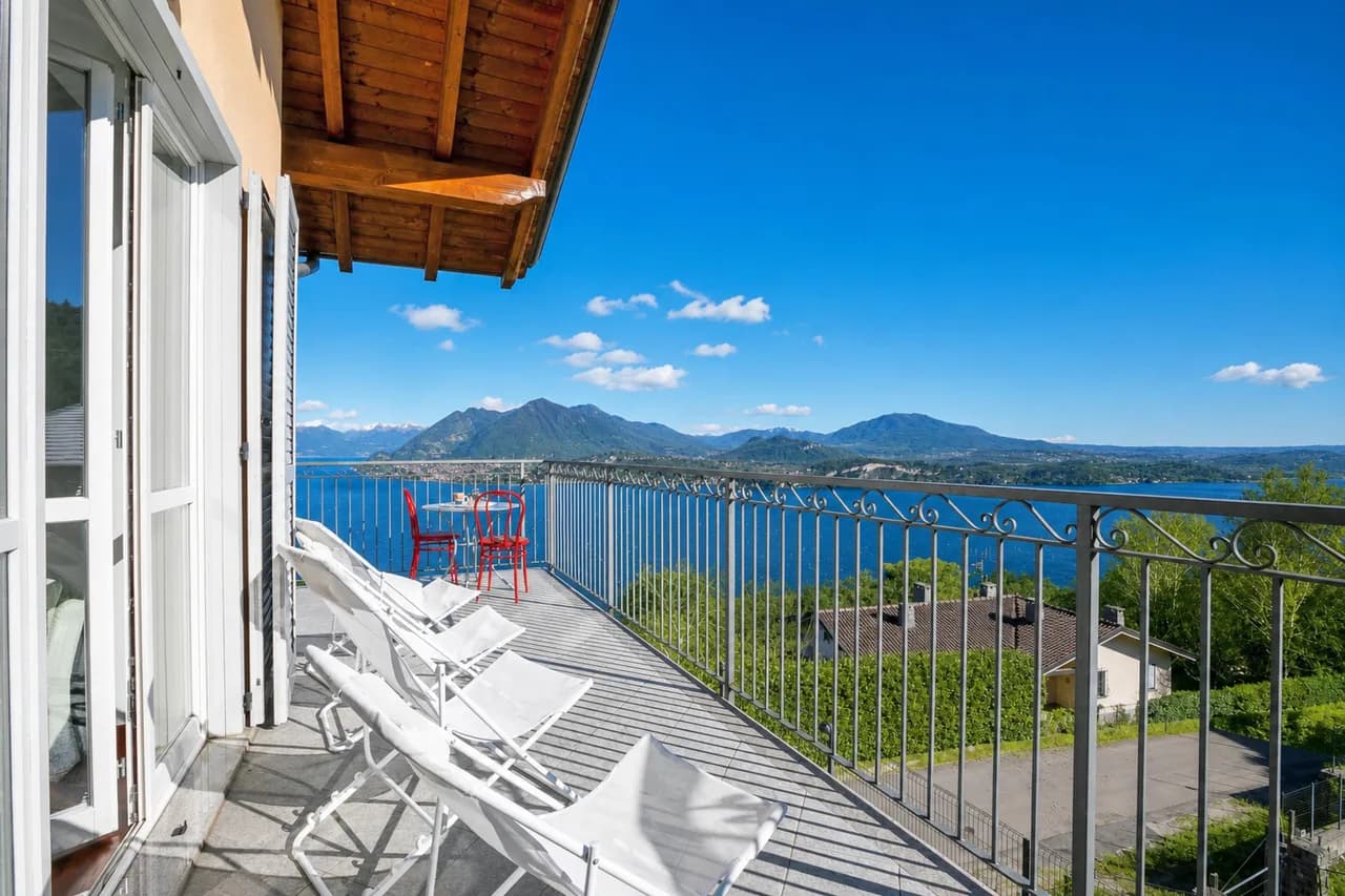 Panoramic Lake View Apartment in Stresa photo 3