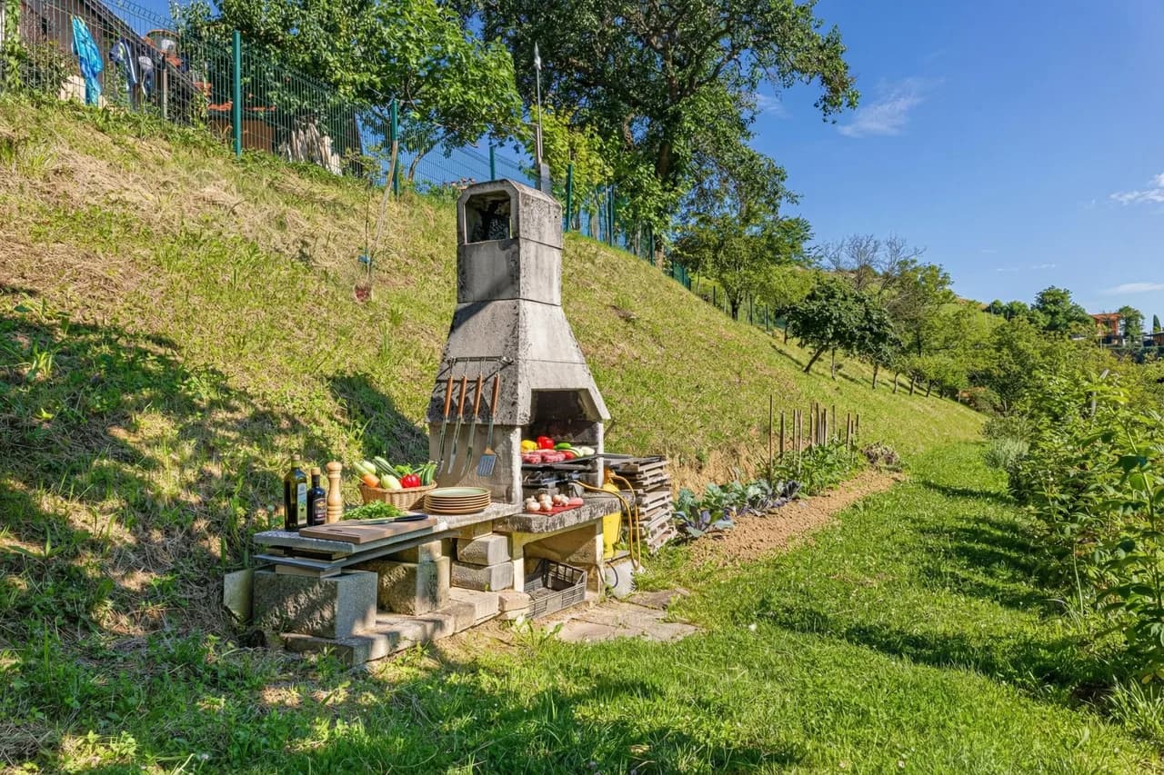 Charming Garden Vacation Home in Cirkulane photo 2