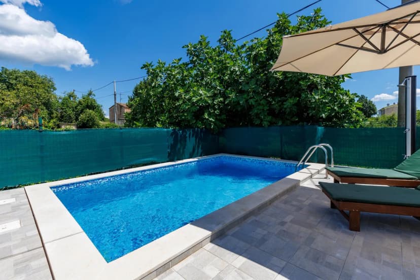 House Papinka with Private Pool & Garden