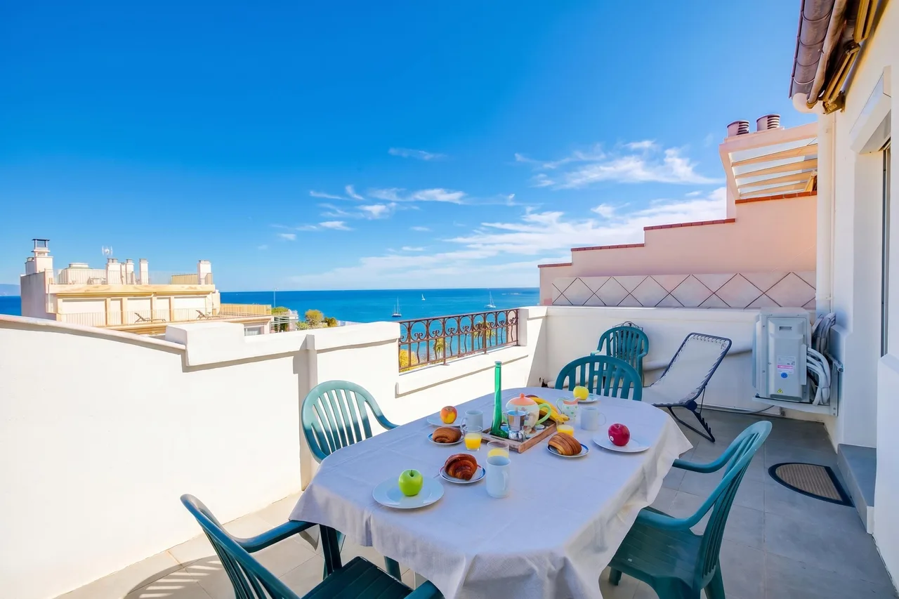 Sea And Mountain View Apartment in Antibes