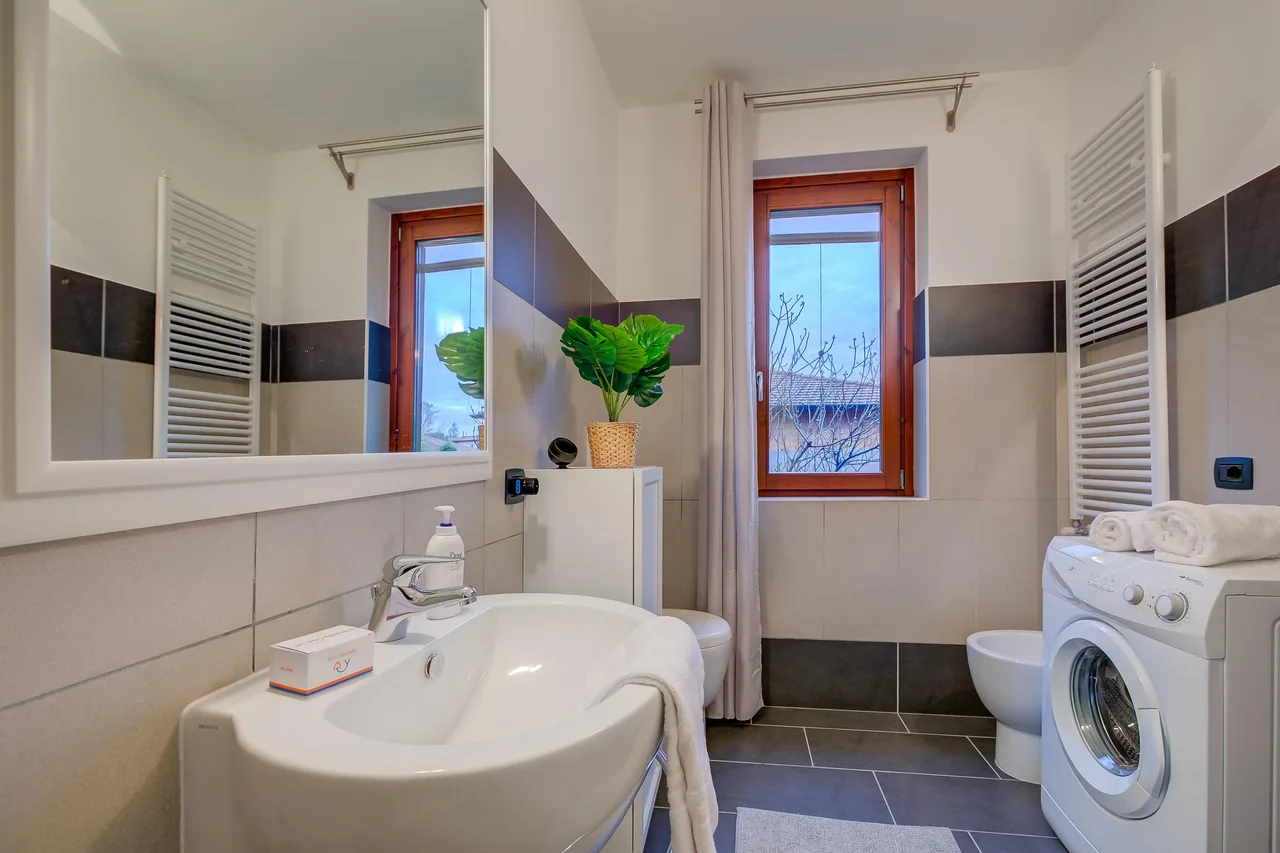 Lakeview Apartment with Swimming Pool in Leggiuno photo 5