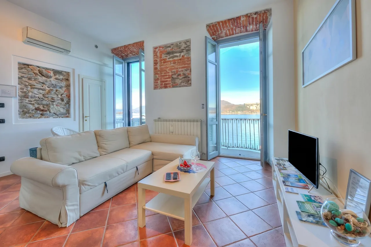 Lakeside Balcony Apartment in Italian Lakes photo 2