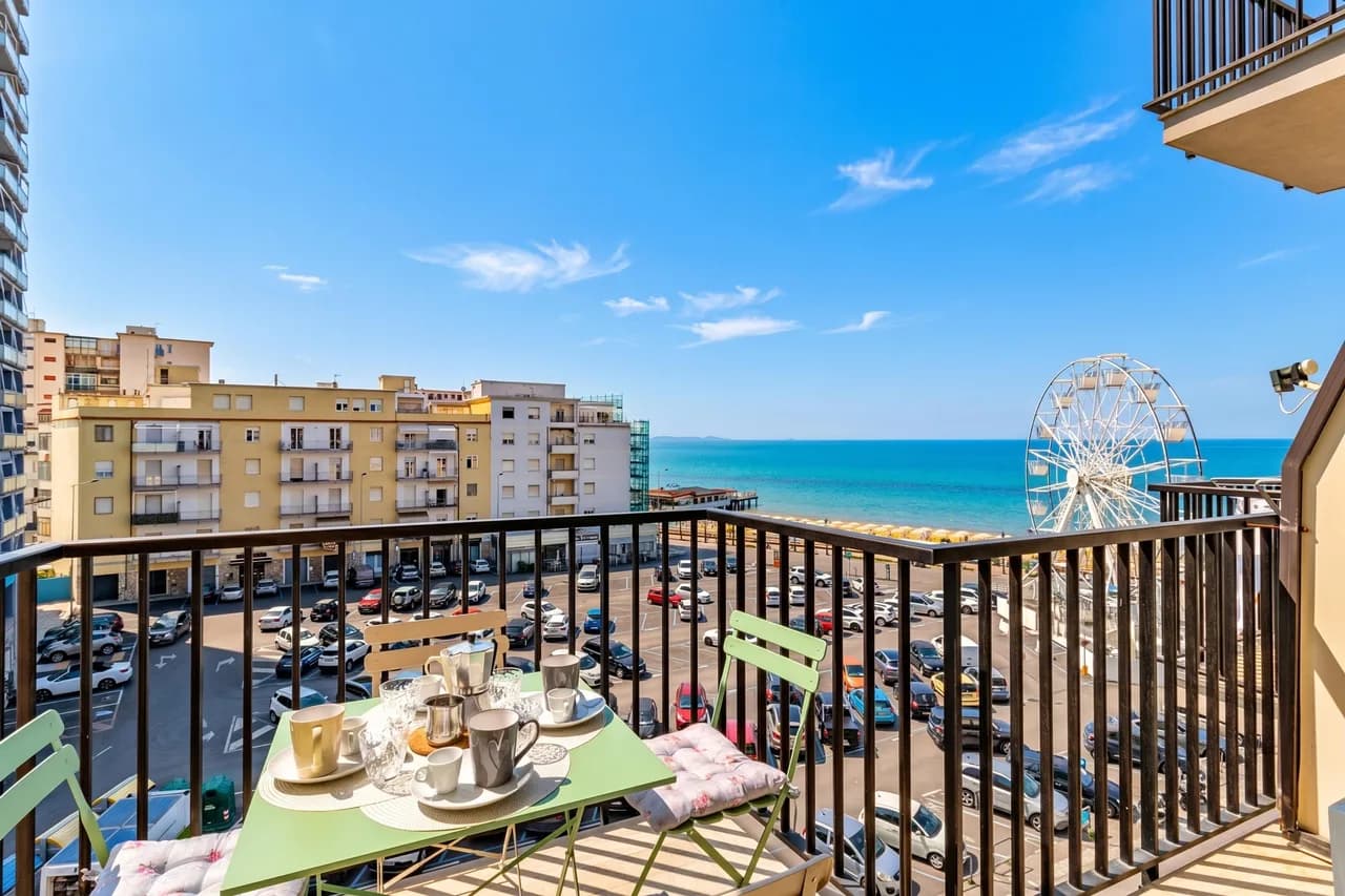 Bedo House - Beachfront Sea View Apartment in Follonica