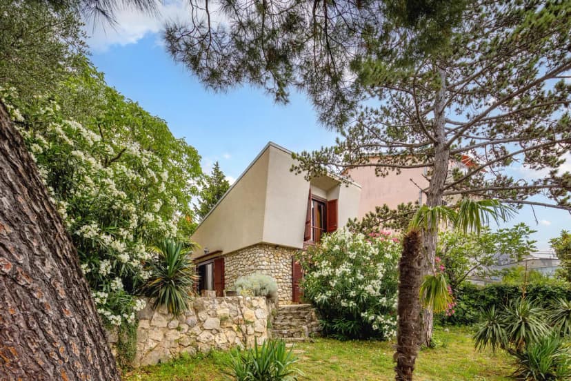 Lovely Holiday Home By The Sea