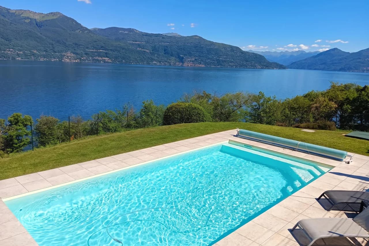 Lakeside Villa with Private Pool in Porto Valtravaglia