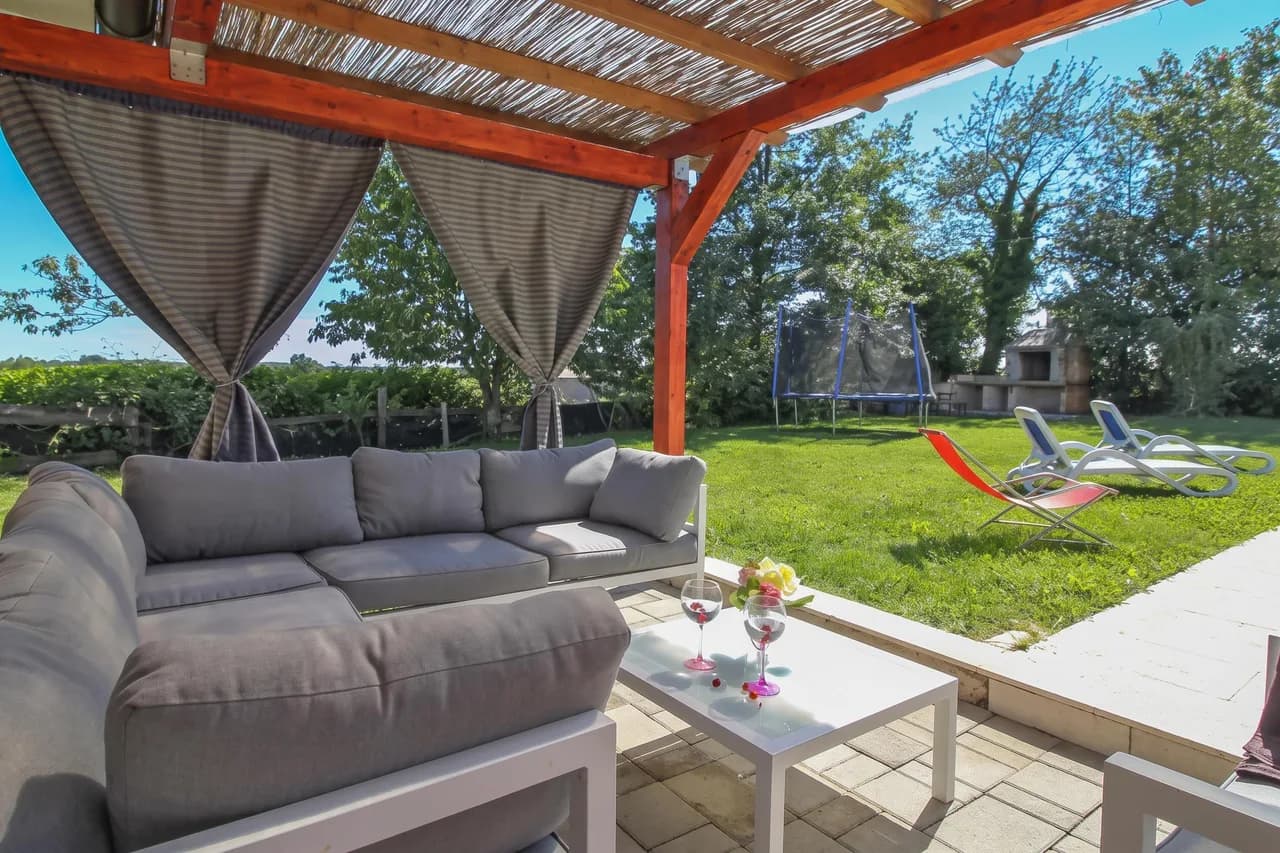 Tranquil Poolside Vacation Home in Pazin photo 4