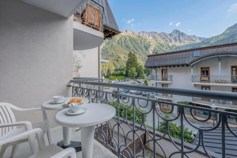 Le Cristal GM9 Mountain View, Pool, Parking & Free WiFi