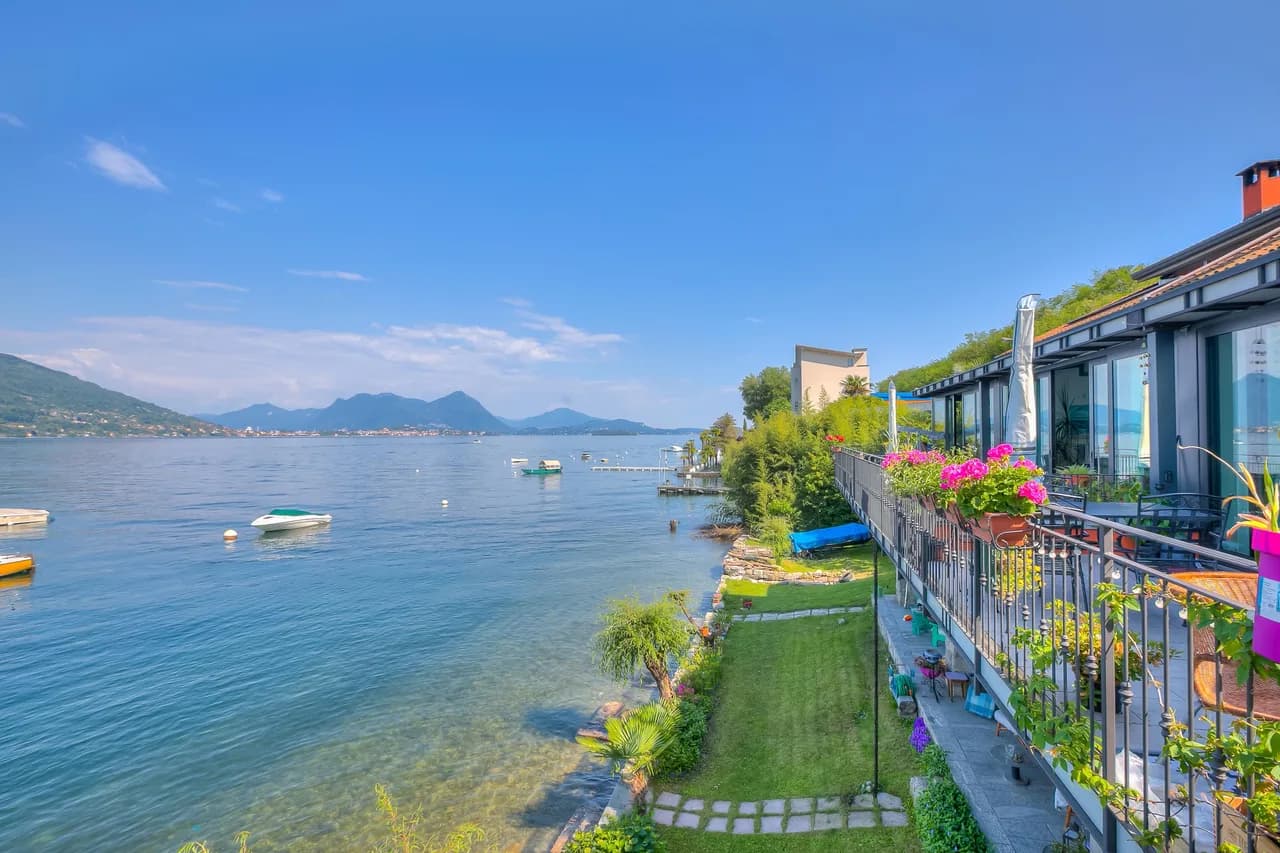 Beachfront Apartment with Terrace in Baveno