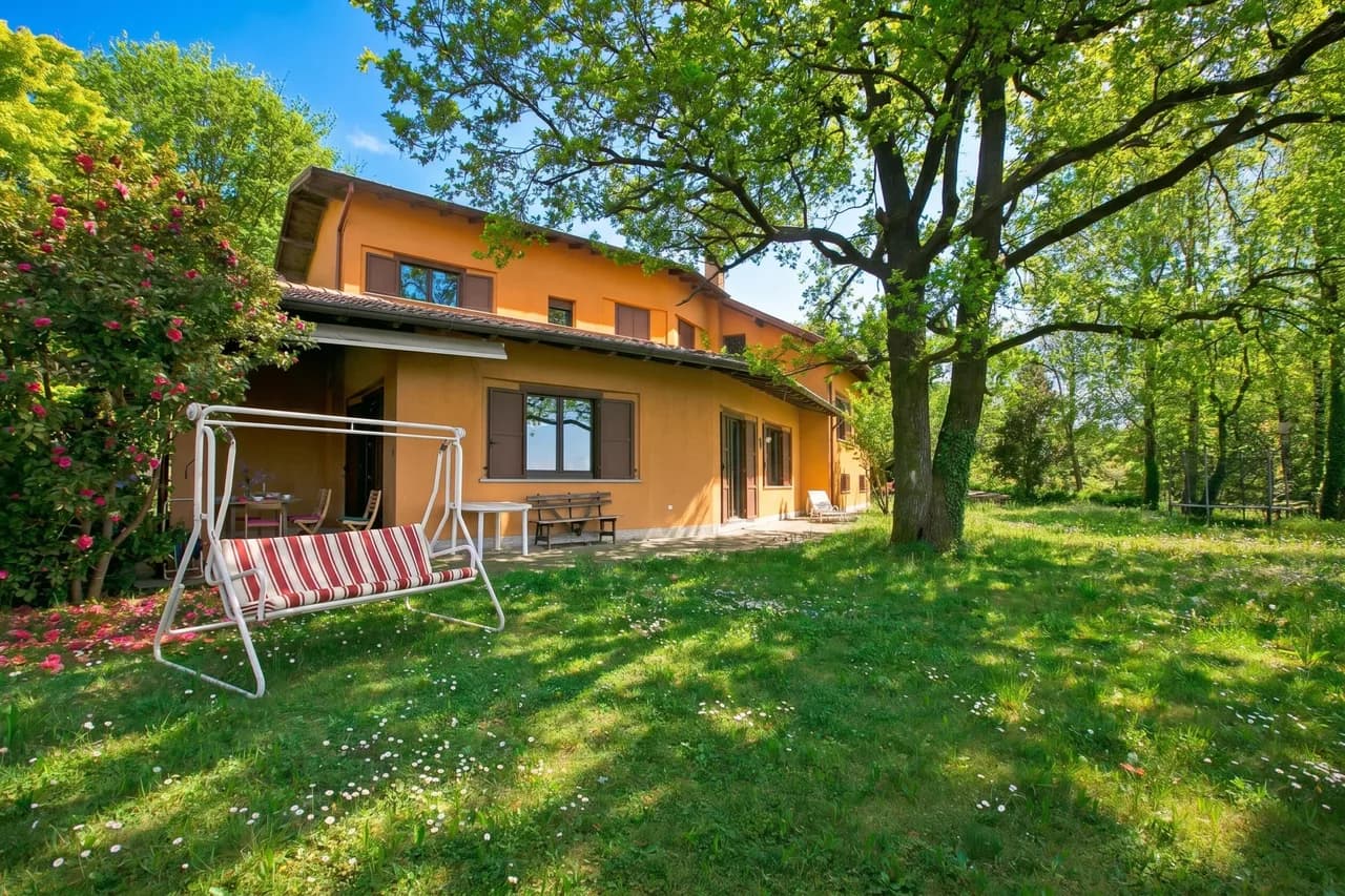 Lakeside Garden Villa in Buguggiate Varese photo 2