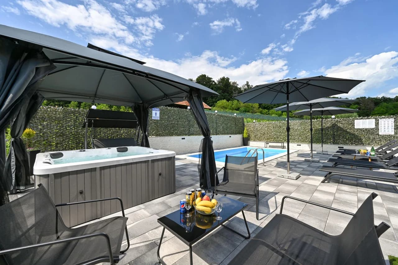 Luxurious Pool Vacation Home in Veliko Trgovišće photo 3