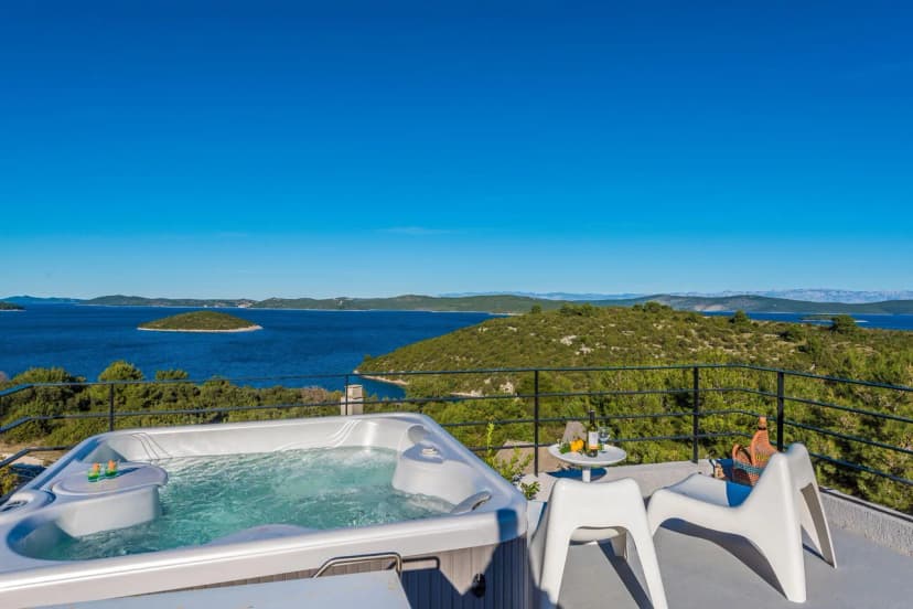 Villa Sun House /w Rooftop Jacuzzi & Sea View