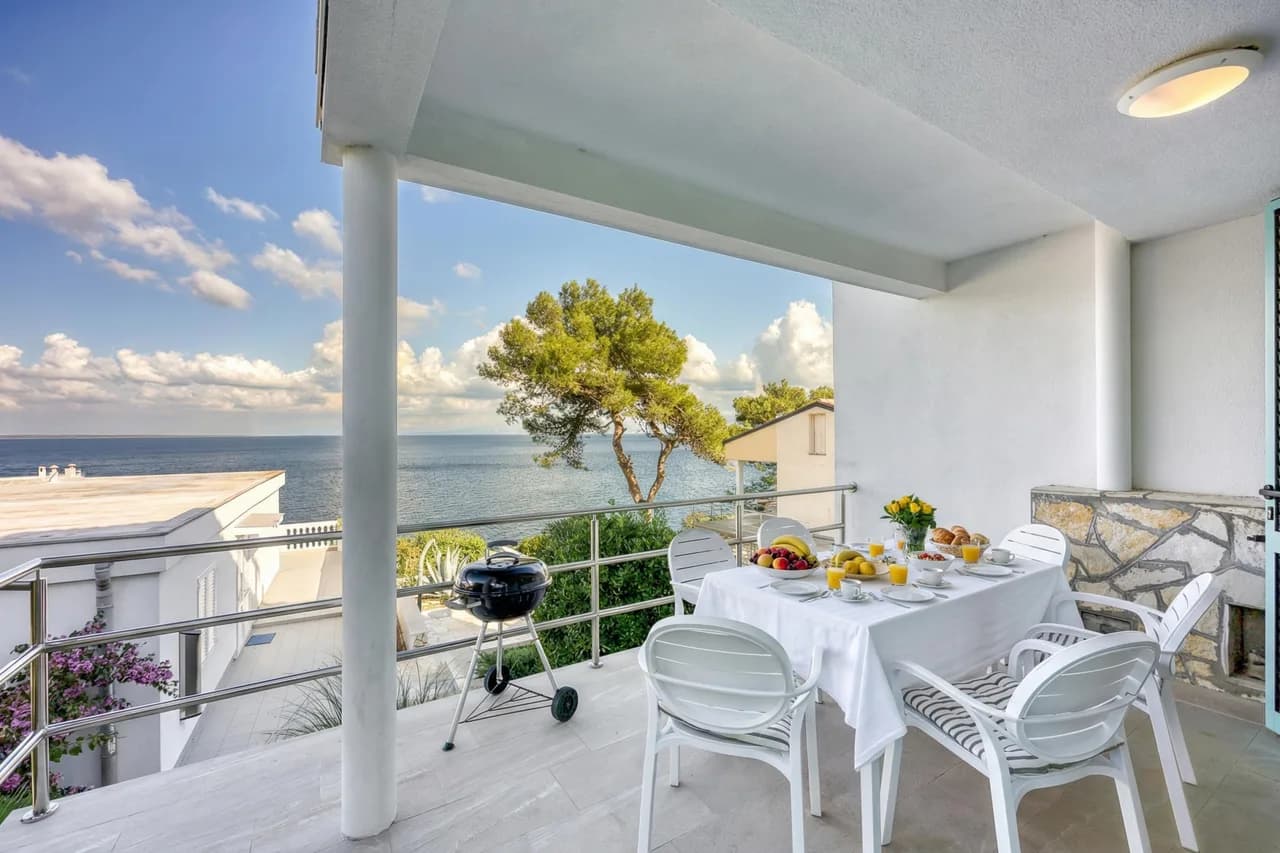 Seaside Apartment with Terrace in Mali Lošinj